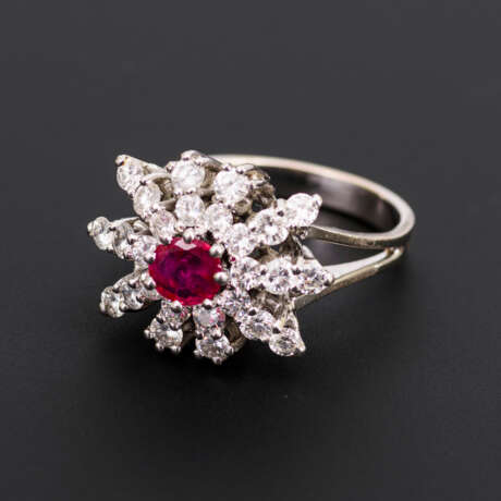 Ring mit Brillanten und Rubin - photo 1