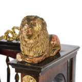Biedermeier-Portaluhr mit bekrönenden Löwenfiguren - Foto 4