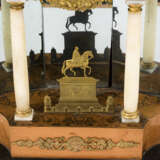 Biedermeier-Portaluhr mit antikisierendem Reiterstandbild - Foto 3