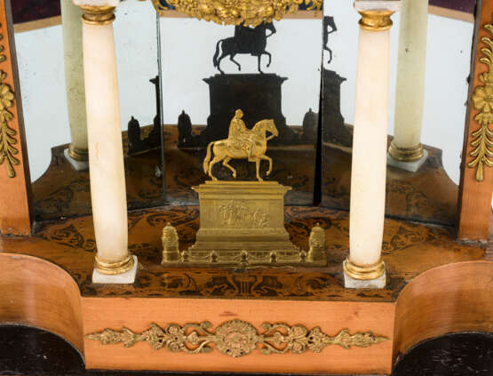Biedermeier-Portaluhr mit antikisierendem Reiterstandbild - photo 3