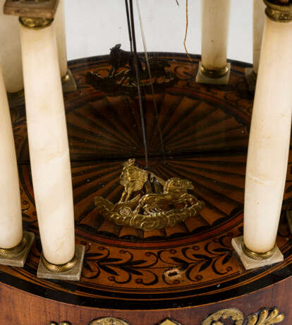 Prachtvolle Biedermeier-Portaluhr mit 8 Alabastersäulen und Figurenautomat - фото 3
