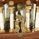Biedermeier-Portaluhr mit weiblichen Antikenfiguren als Korbträgerinnen - фото 2