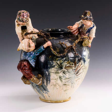 Große Majolika-Vase mit plastischen Kinderfiguren - photo 1