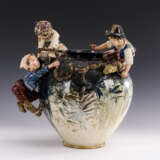 Große Majolika-Vase mit plastischen Kinderfiguren - Foto 2