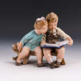 Kindergruppe mit Buch und Teddy - photo 1