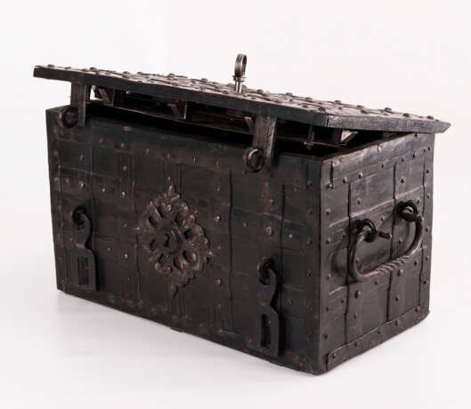 Schwere Eisenkassette des 17. Jahrhundert - фото 3