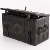 Schwere Eisenkassette des 17. Jahrhundert - Foto 3