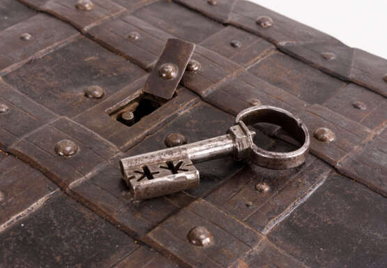 Schwere Eisenkassette des 17. Jahrhundert - Foto 4