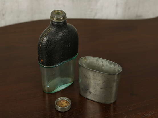 Flachmann „Antike Flasche mit Leder James Dixon &amp; Sons“, James Dixon & Sons, Metall, Siehe Beschreibung, 1890 - Foto 1