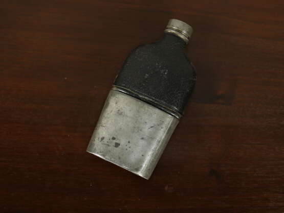 Flachmann „Antike Flasche mit Leder James Dixon &amp; Sons“, James Dixon & Sons, Metall, Siehe Beschreibung, 1890 - Foto 3