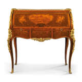 A FRENCH ORMOLU-MOUNTED ROSEWOOD, KINGWOOD, TULIPWOOD AND FRUITWOOD MARQUETRY BUREAU A CYLINDRE - Foto 1
