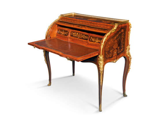 A FRENCH ORMOLU-MOUNTED ROSEWOOD, KINGWOOD, TULIPWOOD AND FRUITWOOD MARQUETRY BUREAU A CYLINDRE - Foto 2