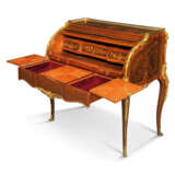 A FRENCH ORMOLU-MOUNTED ROSEWOOD, KINGWOOD, TULIPWOOD AND FRUITWOOD MARQUETRY BUREAU A CYLINDRE - Foto 3