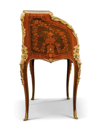 A FRENCH ORMOLU-MOUNTED ROSEWOOD, KINGWOOD, TULIPWOOD AND FRUITWOOD MARQUETRY BUREAU A CYLINDRE - Foto 4