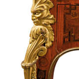 A FRENCH ORMOLU-MOUNTED ROSEWOOD, KINGWOOD, TULIPWOOD AND FRUITWOOD MARQUETRY BUREAU A CYLINDRE - Foto 7