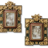 A PAIR OF SPANISH PARCEL-GILT, GREEN AND RED-PAINTED MIRRORS - Foto 1