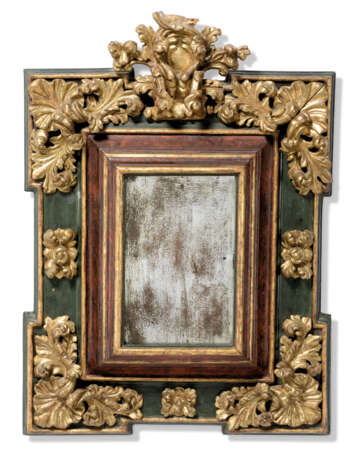 A PAIR OF SPANISH PARCEL-GILT, GREEN AND RED-PAINTED MIRRORS - Foto 2