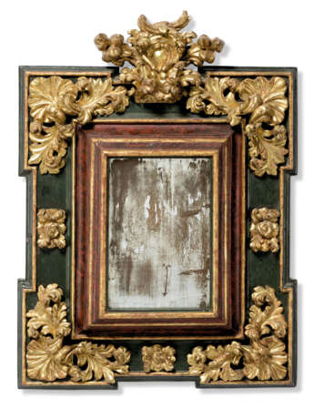 A PAIR OF SPANISH PARCEL-GILT, GREEN AND RED-PAINTED MIRRORS - Foto 4