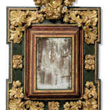 A PAIR OF SPANISH PARCEL-GILT, GREEN AND RED-PAINTED MIRRORS - Foto 4