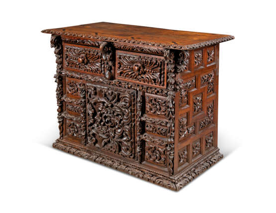 A SPANISH CARVED WALNUT CHEST - фото 2