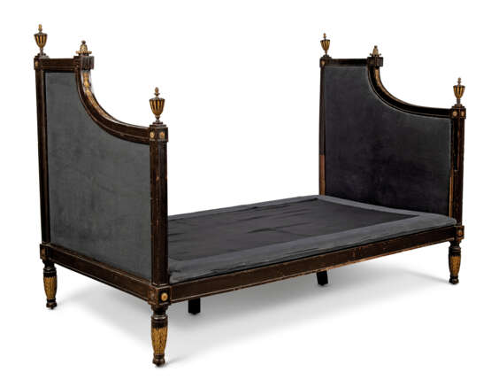 A LOUIS XVI-STYLE BROWN-PAINTED AND PARCEL-GILT DAYBED - Foto 3