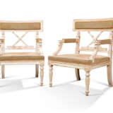 A PAIR OF NORTH EUROPEAN WHITE-PAINTED FAUTEUILS - Foto 1