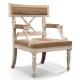 A PAIR OF NORTH EUROPEAN WHITE-PAINTED FAUTEUILS - Foto 3