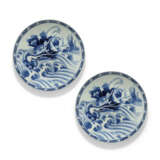 A PAIR OF LARGE JAPANESE ARITA CHARGERS WITH DRAGONS - фото 1