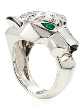 Cartier. CARTIER DIAMOND, EMERALD AND ONYX 'PANTHÈRE' RING - фото 1