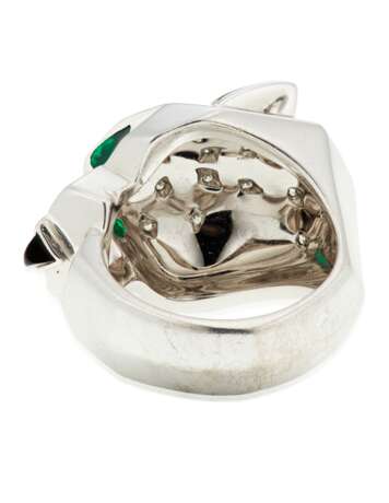 Cartier. CARTIER DIAMOND, EMERALD AND ONYX 'PANTHÈRE' RING - фото 2