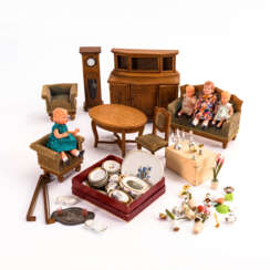 Konvolut Möbel, Püppchen und Geschirr für die Puppenstube