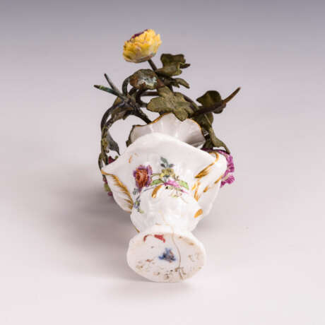 Miniaturvase mit Blumenstrauß aus Metall - photo 3