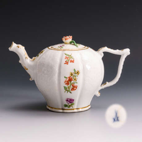Barockes Teekännchen mit Blumenmalerei - фото 1
