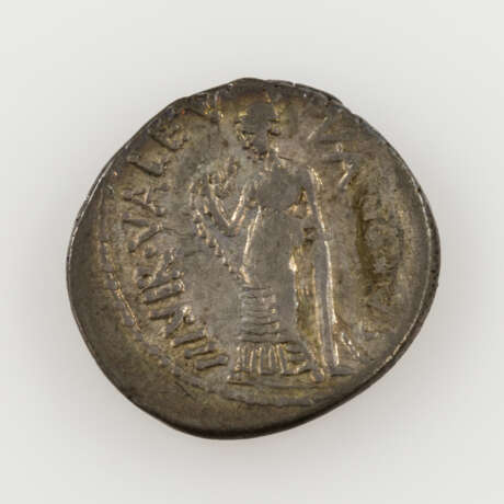 Röm. Republik /Silber - Denar 49 v.Chr., Rom, Mn. Acilius Glabrio, Av: Saluskopf mit Kranz n.r., - фото 2