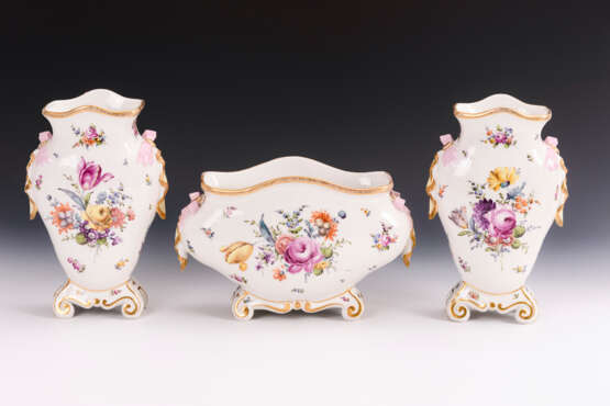 Jardiniere und 2 Vasen mit Watteaumalerei - фото 2