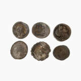 Interessantes 6-teiliges Konvolut Antiken der Röm. Republik /Silber - dabei u.a. 1 x Denar 46 v.Chr. /Rom, Titus Carisius, - photo 2