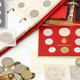 Buntes Konvolut Münzen und Medaillen, mit SILBER - dabei BRD mit 5 x 10 DM, 17 x 5 DM, - Foto 2