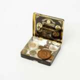 Kleines Konvolut Münzen in Blechdose, mit GOLD - dabei 1 x Preussen - 20 Mark 1873 /A, Wilhelm, - фото 1