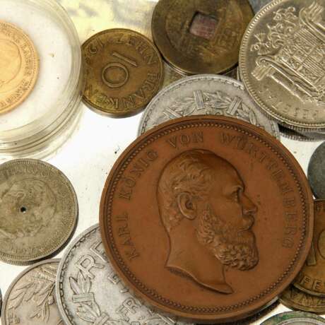 Kleines Konvolut Münzen in Blechdose, mit GOLD - dabei 1 x Preussen - 20 Mark 1873 /A, Wilhelm, - фото 2