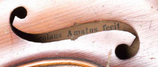Geige mit Bogen auf innenliegendem Zettel bezeichnet: '' Nicolaus Amatus fecit in Cremona 1672'' - photo 2