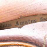 Geige mit Bogen auf innenliegendem Zettel bezeichnet: '' Nicolaus Amatus fecit in Cremona 1672'' - Foto 2