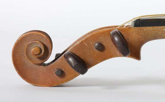 Geige mit Bogen auf innenliegendem Zettel bezeichnet: '' Nicolaus Amatus fecit in Cremona 1672'' - Foto 3