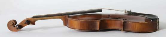 Geige mit Bogen auf innenliegendem Zettel bezeichnet: '' Nicolaus Amatus fecit in Cremona 1672'' - Foto 4