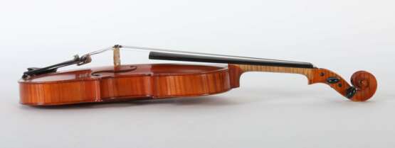 Geige m. Bogen und Koffer auf innenliegendem Zettel bezeichnet: A.F. Kochendörfer - Foto 2