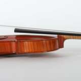 Geige m. Bogen und Koffer auf innenliegendem Zettel bezeichnet: A.F. Kochendörfer - Foto 2