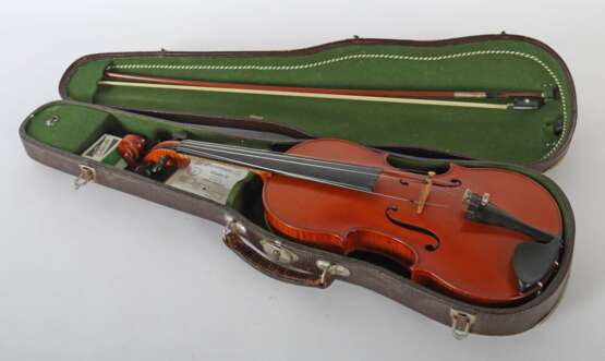Geige m. Bogen und Koffer auf innenliegendem Zettel bezeichnet: A.F. Kochendörfer - фото 9