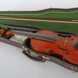 Geige m. Bogen und Koffer auf innenliegendem Zettel bezeichnet: A.F. Kochendörfer - Foto 9