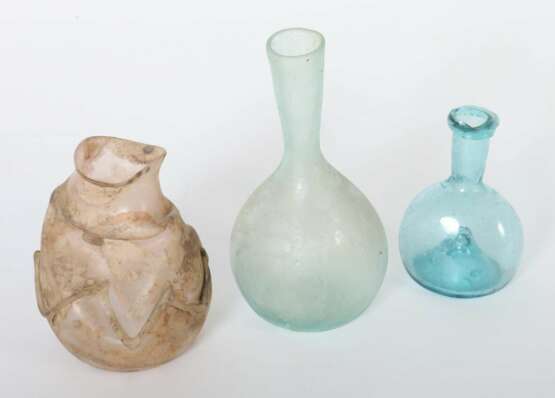 Drei Glasgefäße Wohl nach antiken Vorbildern des römischen Reiches bzw. des östlichen Mittelmeerraumes - Foto 2