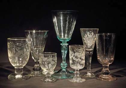 Sieben variierende Gläser 19./20. Jahrhundert - Foto 1