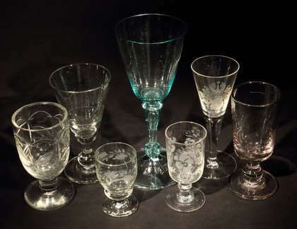 Sieben variierende Gläser 19./20. Jahrhundert - Foto 2